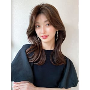 大人かわいいくびれヘアセミロング × ミルクティーベージュ