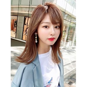 2wayバングでイメチェン顔まわりレイヤーのくびれヘアが人気