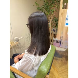 やわらかく自然にまとまる、ダメージレスな艶ストレート