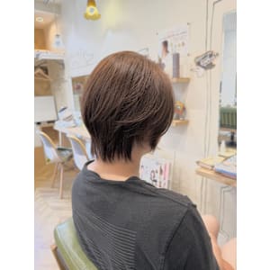 大人可愛いを引き出す【透明感カラー×美髪ショート】