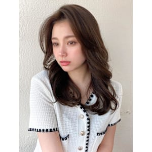 30代小顔に見えるくびれヘアレイヤー × オリーブグレージュ