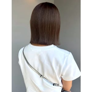 くすみベージュ 切りっぱなしボブ タッセルボブ 艶髪カラー