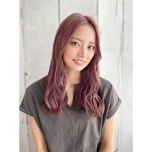 ピンクベージュのセミウェットカールスタイル