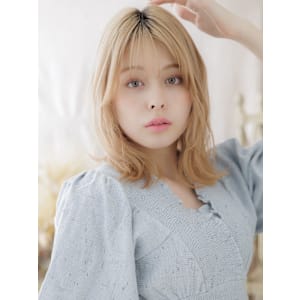 フレンチカジュアル外ハネカールくびレイヤー　ホワイトブロンド