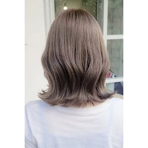 秋色くすみベージュ×外はねミディ