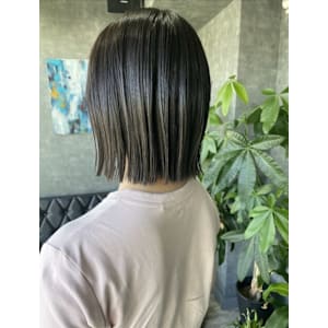 ショート／ミディアム/ぱつっとボブ／オリーブカラー