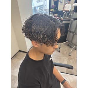 センターパート×波巻きパーマでこなれ感アップ