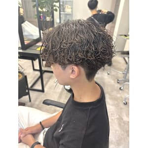 センターパート×波巻きパーマでこなれ感アップ