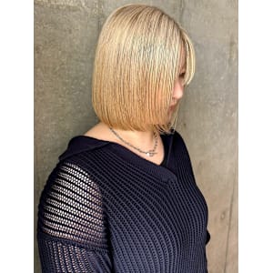 ハイトーン ブリーチ 切りっぱなしボブ 顔周りカット 20代