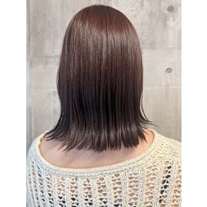 ラベンダーグレージュ ツヤ髪カラー 外ハネミディアム