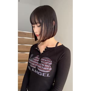 切りっぱなしボブ前下がり前髪ぱっつんグレージュ