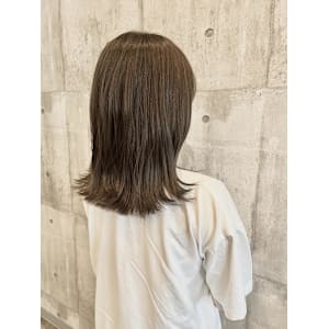 くすみベージュ/外ハネミディ【ARCH Sayaka】