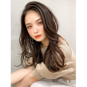 大人かわいいくびれヘアセミロング × ミルクティーベージュ