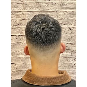 癖毛を活かすフェードスタイル - 銀座マツナガ 新宿野村ビル店【ギンザマツナガ シンジュクノムラビルテン】掲載中