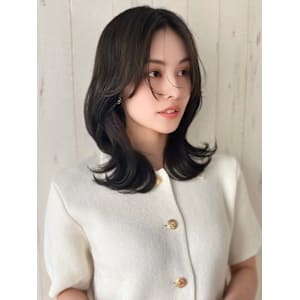 女性らしさを引き立てるフェミニンミディアム