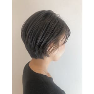 女性らしさが引き立つナチュラルショートボブ