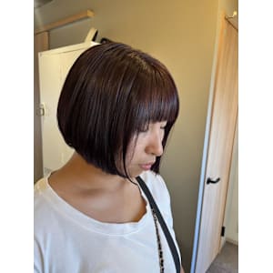 深めなボルドーカラーボブ