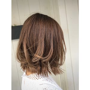 オフィスシーンでも大人気のミィディアムヘアー