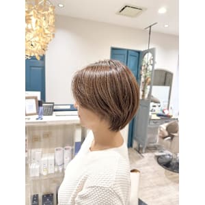 大人女性に似合う柔らかショートボブ