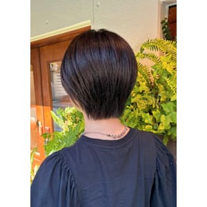 シルエット美で魅せる、まとまりショートヘア