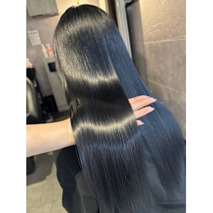 《鈴木茉奈》ブルーブラック/ブリーチ履歴/艶髪/大宮