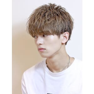 横顔もキマるお洒落マッシュ　ツーブロック　刈り上げ　マッシュ