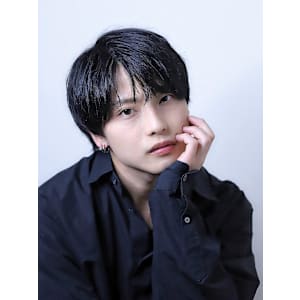 『スリークカルマ』刈り上げ　センターパート　カルマパーマ