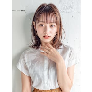 肩つきミディアム　くせ毛風　ひし形シルエット抜け感　外国人風