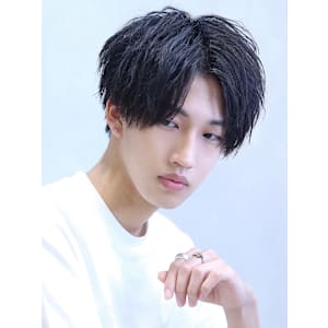 メンズヘア　メンズパーマ　センターパート　黒髪