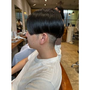 エッジの効いたメンズセンターパートスタイル