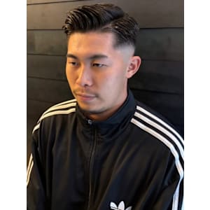 サイドパート 黒髪 フェードカット バーバースタイル