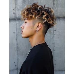 波巻きスパイラルパーマ ハイライト ツーブロック 20代