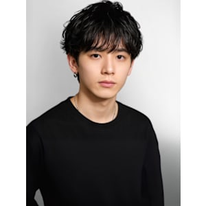 【feliceMICHI 別曽 遥也】緩めパーマ 黒髪 束感