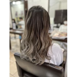 グレージュ系バレイヤージュ