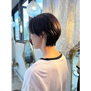 ステップボーンカットメンズヘア/センターパート