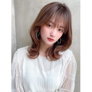 大人かわいいくびれヘアセミロング × ミルクティーベージュ