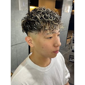 フェード ハイライト 眉カット スペインカール 【札幌】 - THIS IS BARBER【ディス イズ バーバー】掲載中