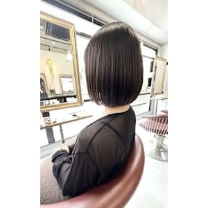 顔周りを包み込むボブ