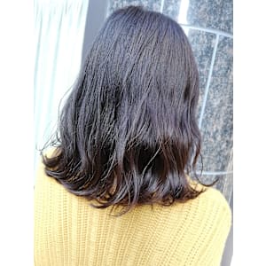 ダークカラーでも透明感◎ゆるふわボブ