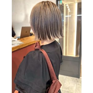 切りっぱなしボブ 外ハネ ハイライト アッシュグレー 20代