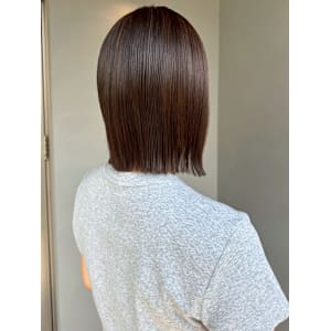 くすみグレージュ ミディアムボブ ぱつっとボブ 艶カラー