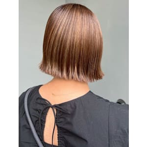 ミルクティーベージュ ハイライト 外ハネボブ ダブルカラー