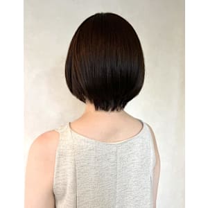 【顔周りレイヤー・ダークグレージュカラー・丸みショートボブ】