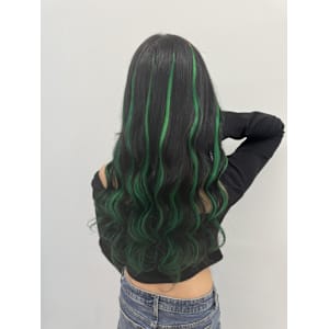 くっきり映えるカラーラインで個性派ギャルスタイル！