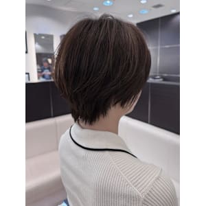 首元キレイ！軽やかショートレイヤー！