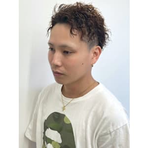 スパイラルパーマ ブラウンカラー ツーブロック アップバング