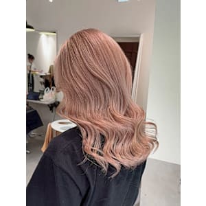 Wカラー×ミルクティーベージュ ミディアムシルバー - CIERA. 南船場【シエラミナミセンバ】掲載中