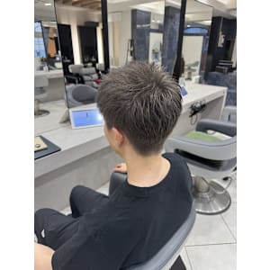 グレージュ×アップバング