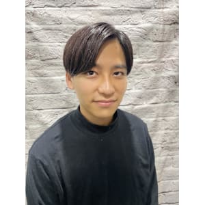 スーツに合う爽やかナチュラルパートヘア