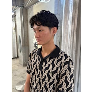 ステップボーンカットメンズヘア/センターパート